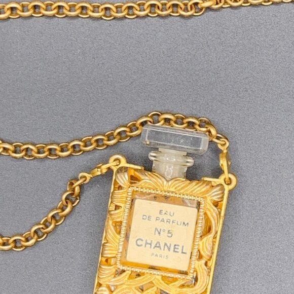 Vintage 1990's Authentic CHANEL Gold Toned No 5 Perfume Chain Necklace - Picture 8 of 10